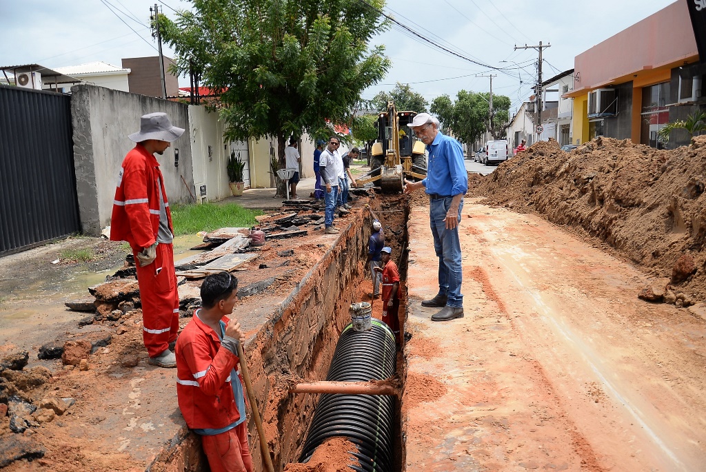 Prefeitura de Barreiras implanta sistema de drenagem de águas pluviais na rua Camaçari no bairro Vila Dulce